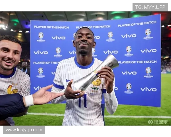 队报:登贝莱现场观战米兰德比,并与法国队友亲切交谈 队报:登贝莱现场观战米兰德比,并与法国队友亲切交谈